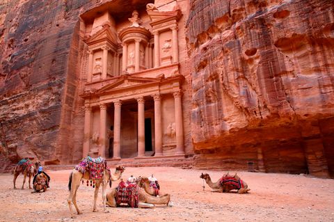 Nahaufnahme des "Schatzhauses" in der Ausgrabungsstätte Petra, im Vordergrund drei Kamele