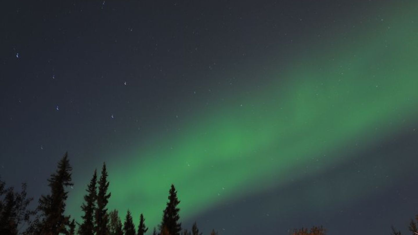 USA-Polarlichter-am-Highway-Herbstlicher-Roadtrip-in-Alaska