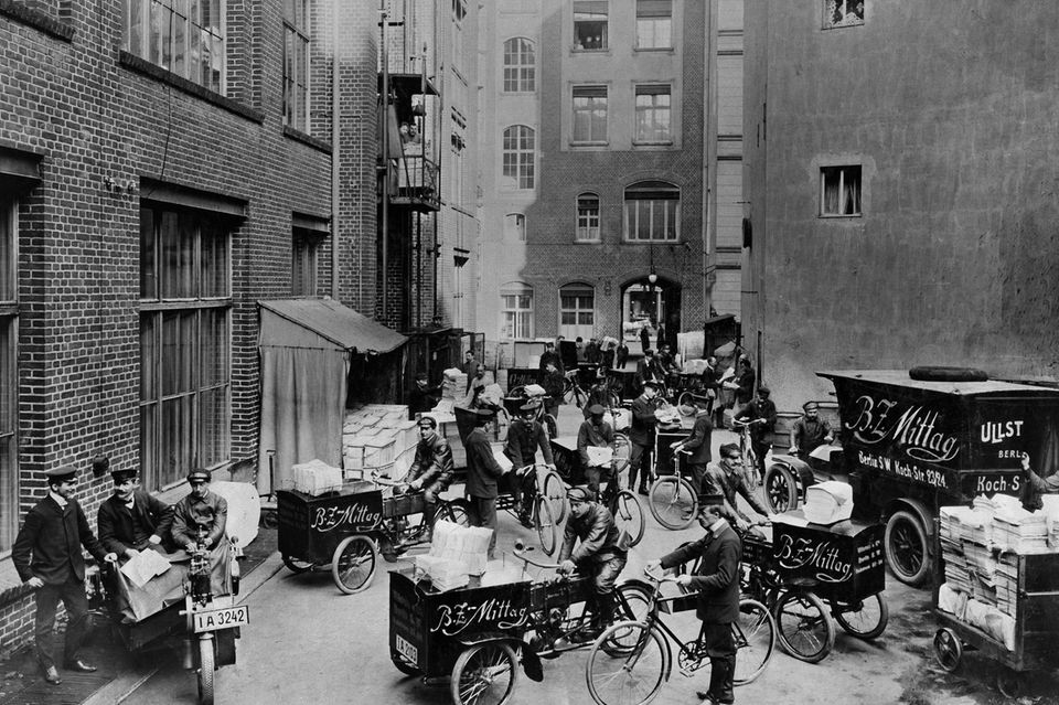 Auslieferer der "B.Z. am Mittag" mit Fahrrädern und Automobilen 1905 im Berliner Zeitungsviertel 1.3095