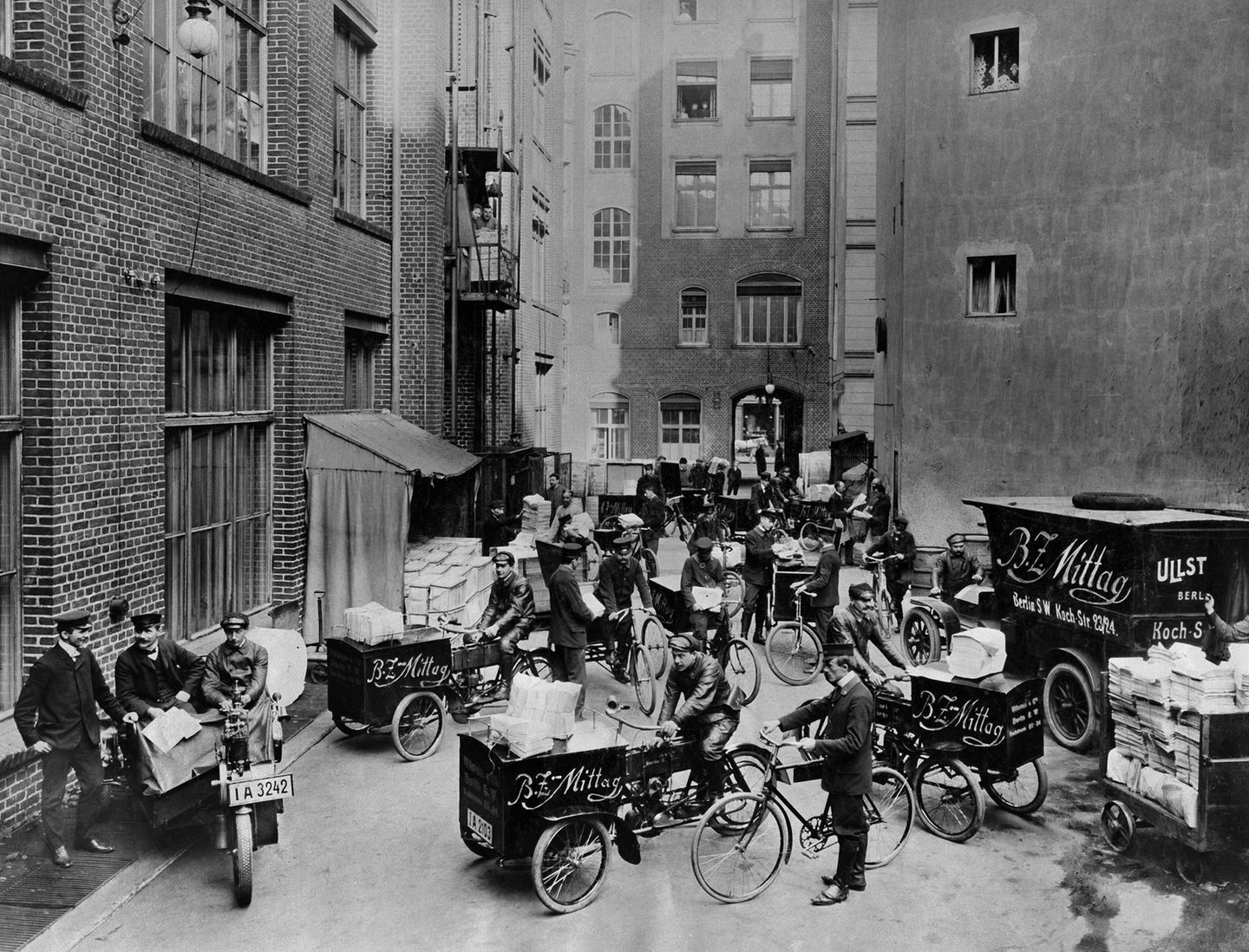 Auslieferer der "B.Z. am Mittag" mit Fahrrädern und Automobilen 1905 im Berliner Zeitungsviertel