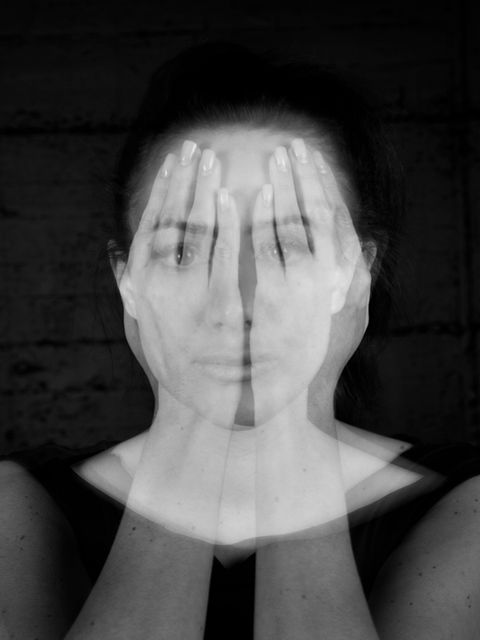 Schwarzweißfotografie, Mehrfachbelichtung: Porträt einer jungen Frau, die ihre durchscheinenden Hände vors Gesicht hält.