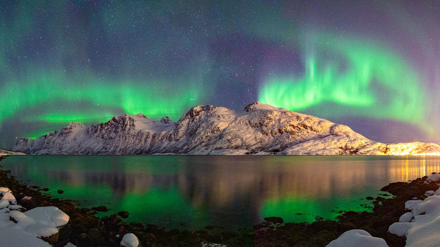 USA-Polarlichter-am-Highway-Herbstlicher-Roadtrip-in-Alaska