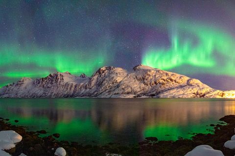 Panorama mit Polarlichtern in Trömso in Norwegen