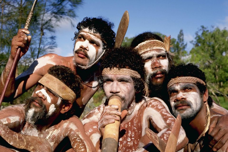 Gruppe australischer Indigener mit weißer Körperbemalung, Didgeridoo und Bumerangs 1.2256