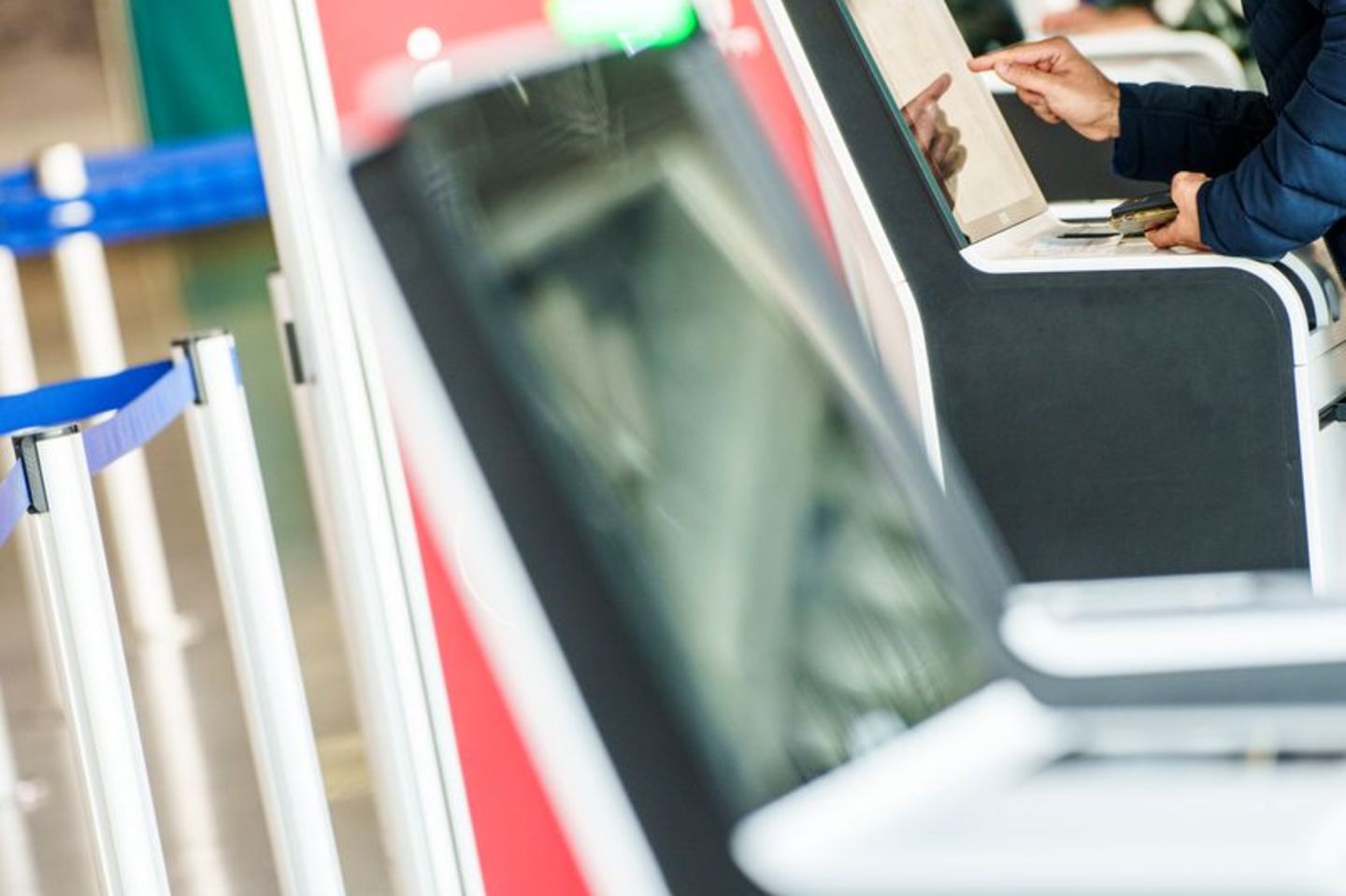 Airlines setzen auf Digitalisierung: Automaten ersenschen zumping klassische Check-in-Schalter am Flughafen. Photography: Andreas Arnol