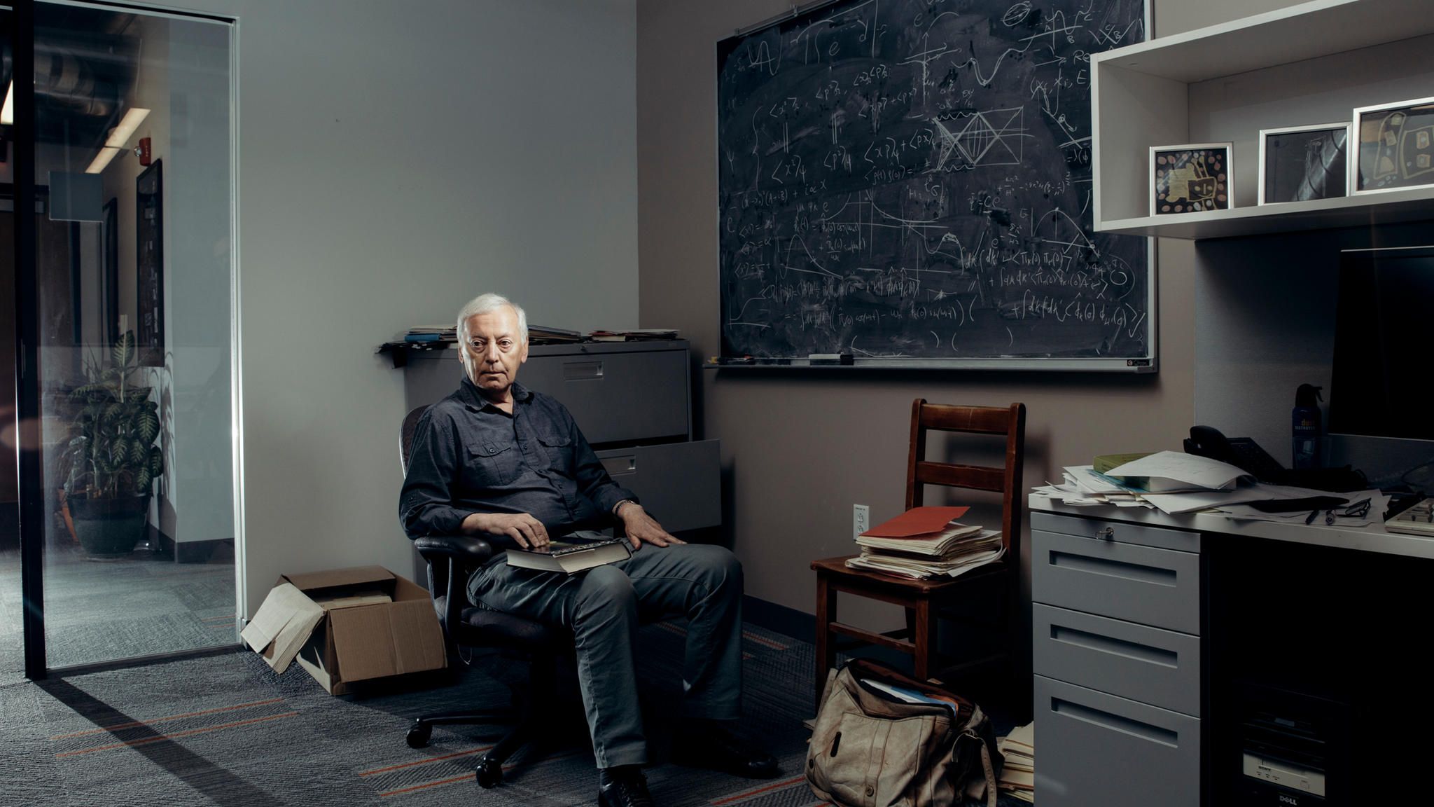 Professor Alexander Vilenkin in seinem Büro an der Universität Boston Professor Alexander Vilenkin in seinem Büro an der Universität Boston