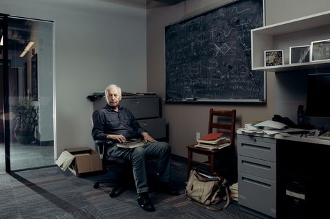 Professor Alexander Vilenkin in seinem Büro an der Universität Boston