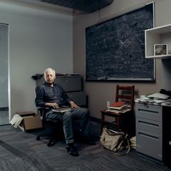 Professor Alexander Vilenkin in seinem Büro an der Universität Boston