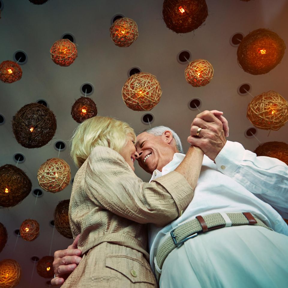 Menschen mit einem positiven Altersbild bleiben sogar länger gesund: Das liegt daran, dass sie sich intensiver um ihre Gesundheit und Vorsorge kümmern 