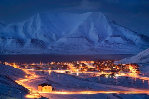 Siedlungen, hier Longyearbyen auf Spitzbergen, machen nur einen geringen Teil der menschlichen Aktivitäten in der Arktis aus