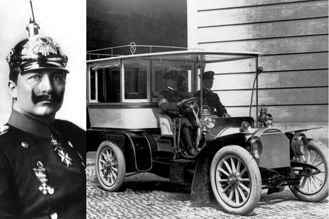 Zwei kombinierte Bilder: links Kaiser Wilhelm II. mit Pickelhaube, rechts eines seiner Autos mit Fahrer und Beisitzer