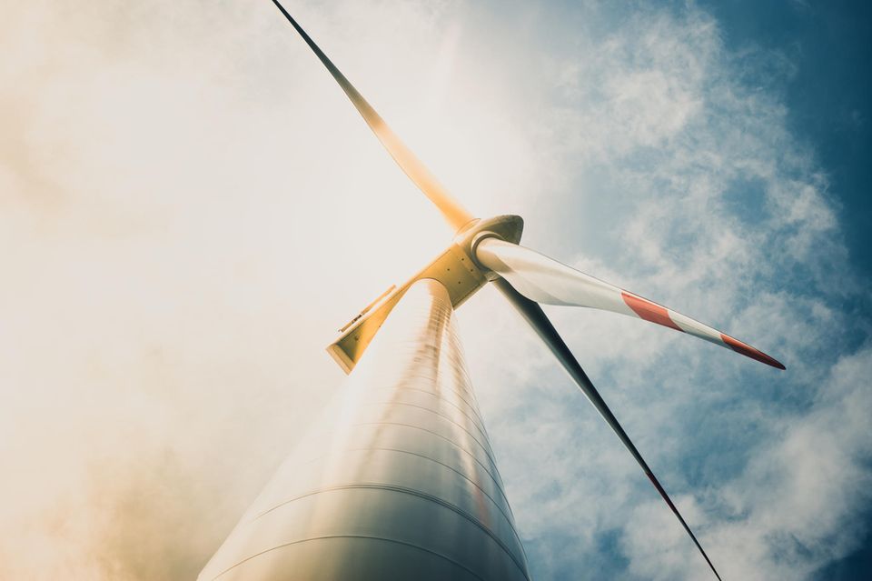 Wind Turbine vor blauem Himmel 1.4982