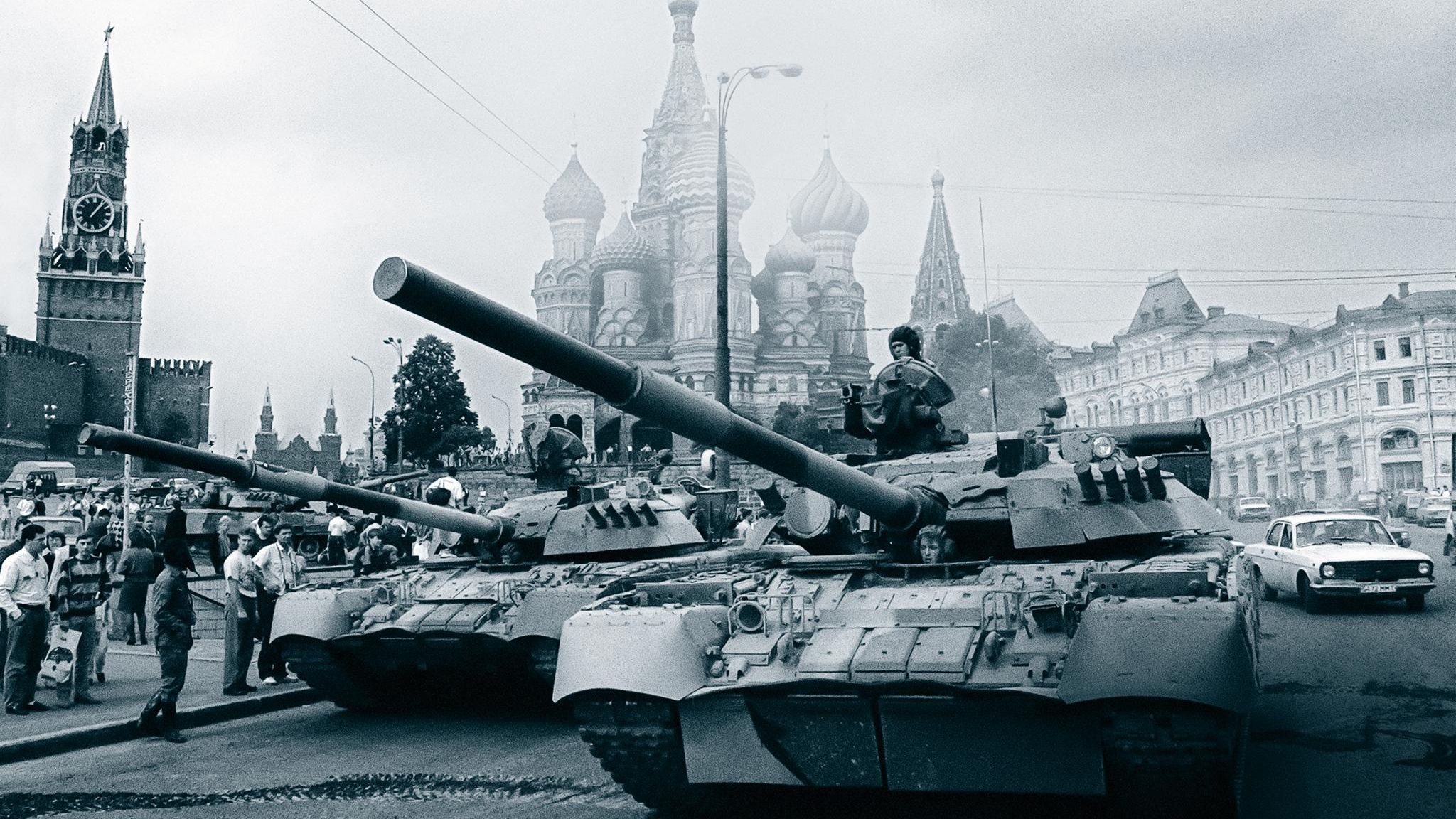 Schwarz-weiß Fotografie:  zeigt Panzer am Roten Platz in Moskau