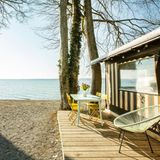 Wohnwagen mit Terrasse am Seeufer