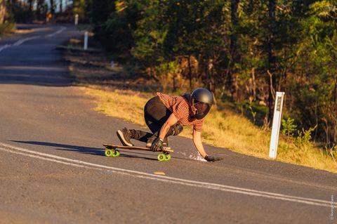 Anna Pixner in Schutzausrüstung auf ihrem Skateboard: Bei einem Downhill trägt die 28-jährige Österreicherin ein Funkgerät und erfährt aus einem vorausfahrenden Auto, was ihr entgegenkommt