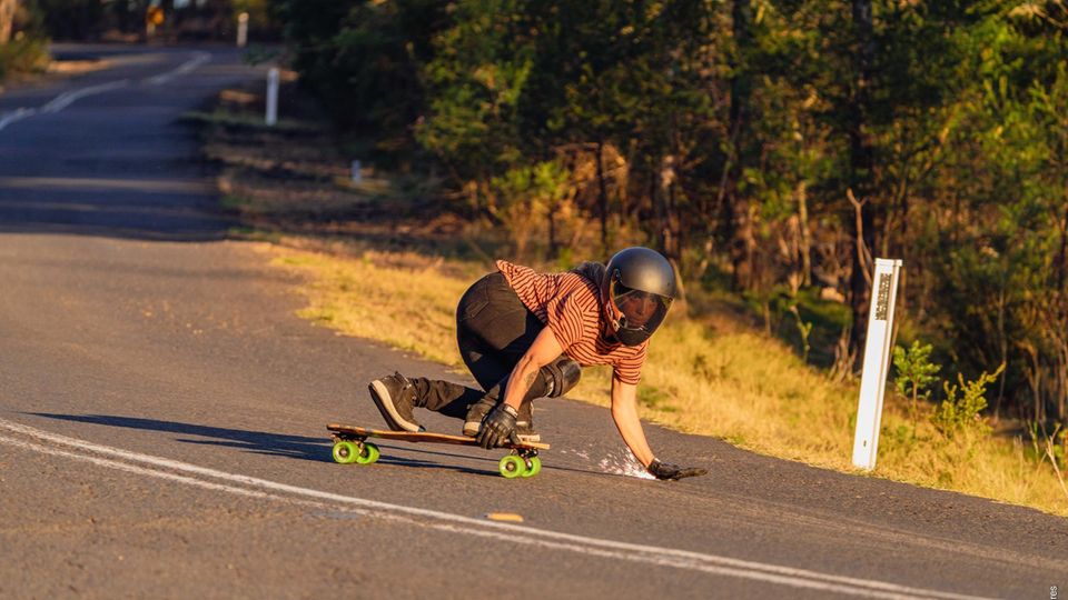 Anna Pixner in Schutzausrüstung auf ihrem Skateboard: Bei einem Downhill trägt die 28-jährige Österreicherin ein Funkgerät und erfährt aus einem vorausfahrenden Auto, was ihr entgegenkommt