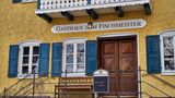 Eingang eines alten Hauses mit Fensterläden und Balkon