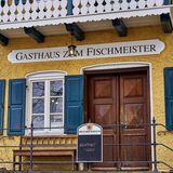 Eingang eines alten Hauses mit Fensterläden und Balkon