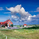Restaurant und Aussenbereich umgeben von Feldern