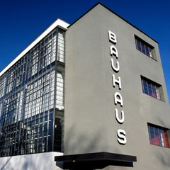 Weiß-graue Fassade des Bauhauses in Dessau; mit der Aufschrift Bauhaus in Blockbuchstaben