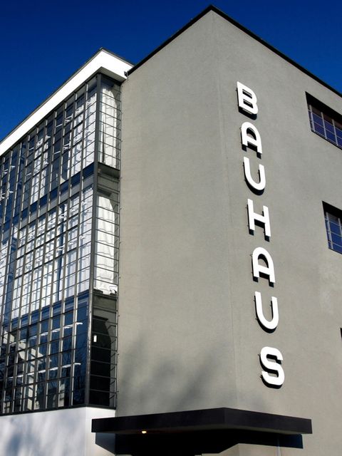 Weiß-graue Fassade des Bauhauses in Dessau; mit der Aufschrift Bauhaus in Blockbuchstaben