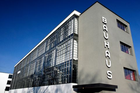 Weiß-graue Fassade des Bauhauses in Dessau; mit der Aufschrift Bauhaus in Blockbuchstaben