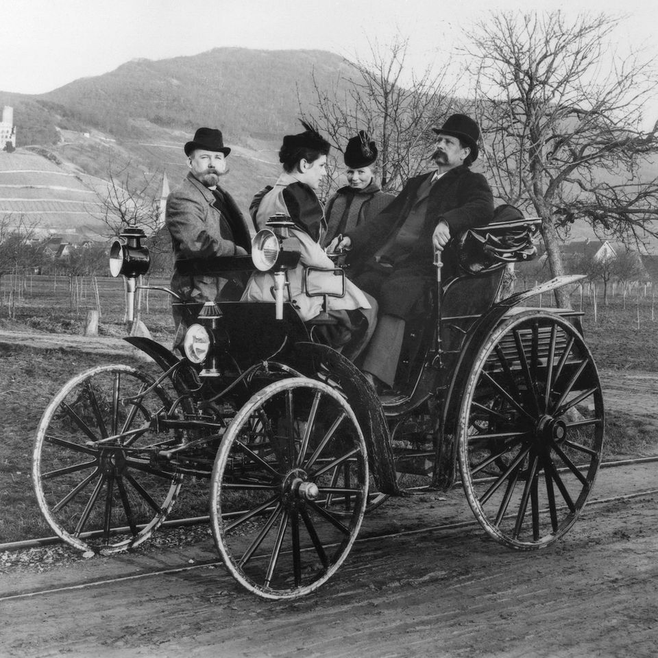 Schwarz-weiß Fotografie zeigt Carl und Bertha Benz auf der Rückbank eines Benz Victoria