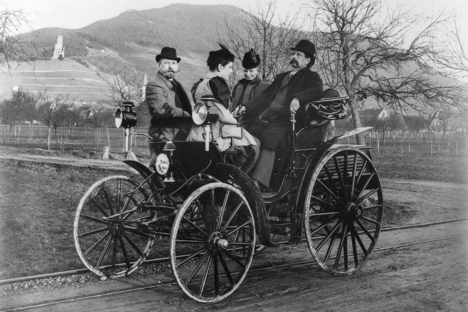 Schwarz-weiß Fotografie zeigt Carl und Bertha Benz auf der Rückbank eines Benz Victoria