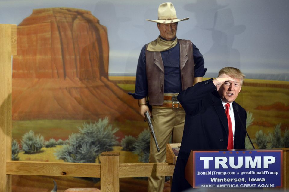 Weißer Mann mit Waffe: Im Januar 2016 tritt Donald Trump im Vorwahlkampf in Iowa im John-Wayne-Museum auf. Einige Tage später prahlt er in einem nahen christlichen College: "Ich könnte jemanden erschießen und würde keine Wähler verlieren"