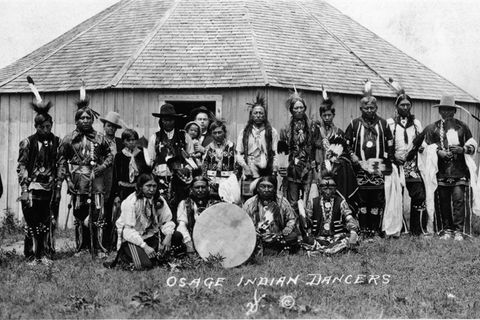 Das Öl bringt den Osage – hier eine Tanzgruppe – nicht nur nie gekannten Wohlstand, sondern auch neue Sorgen. Bald häufen sich mysteriöse Todesfälle