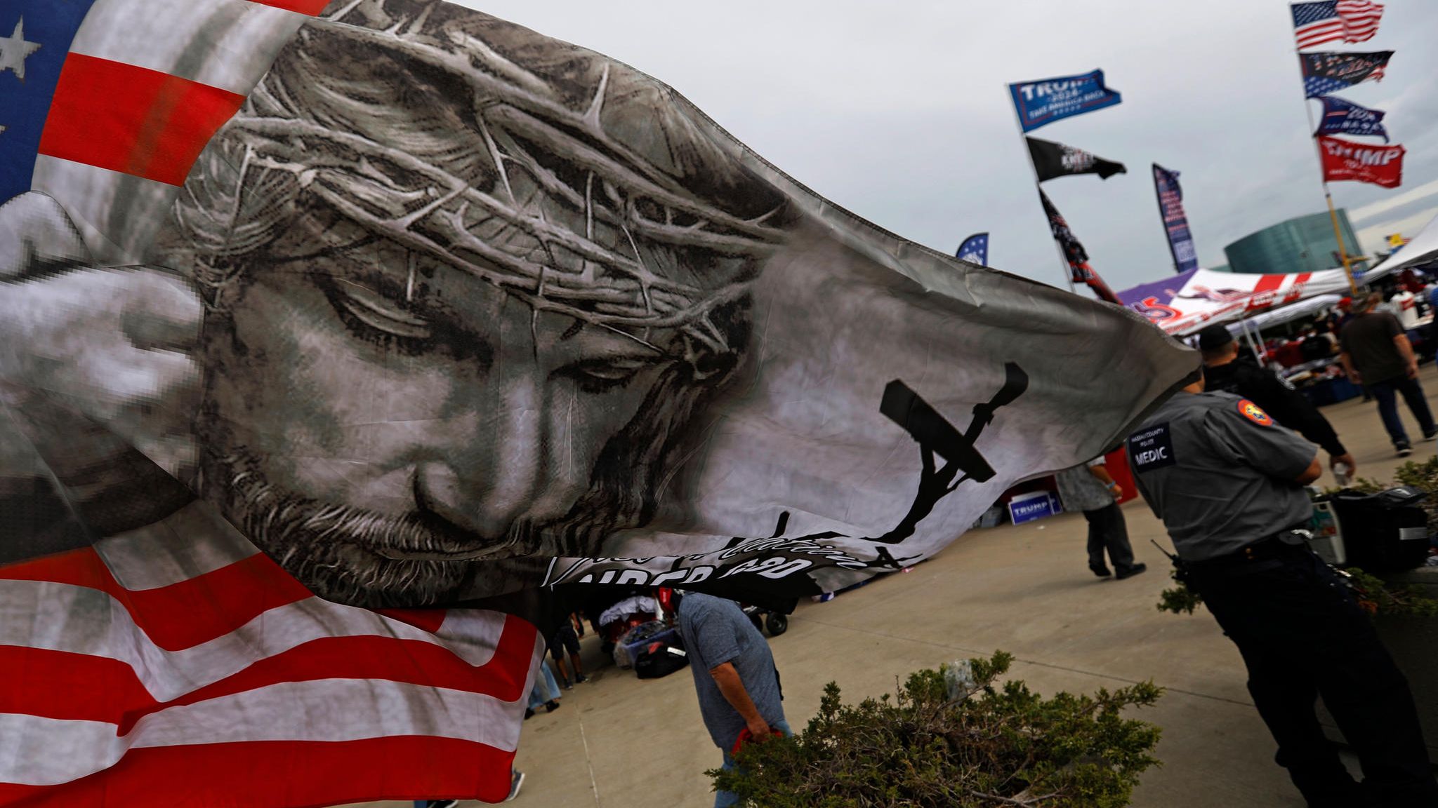 Eine amerikanische Flagge mit dem gekreuzigten Christus weht bei einem Auftritt Donald Trumps im September 2024. Die Mehrheit weißer Evangelikaler hat bei den vergangen zwei Wahlen für ihn gestimmt