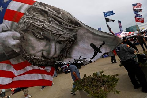 Eine amerikanische Flagge mit dem gekreuzigten Christus weht bei einem Auftritt Donald Trumps im September 2024. Die Mehrheit weißer Evangelikaler hat bei den vergangen zwei Wahlen für ihn gestimmt