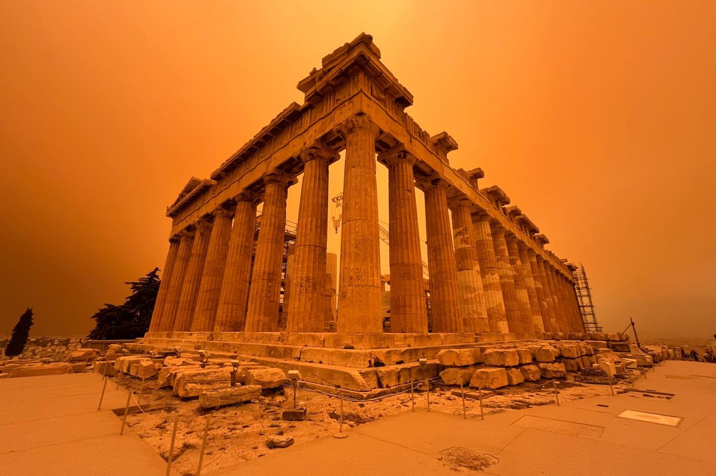 Dichter Staub in den Augen der Denker Das Parthenon im Saharastaub