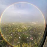 Ein kreisrunder Regenbogen über einer Häuseransammlung