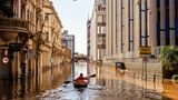 Ein Kajakfahrer paddelt durch Porto Alegre, die Straßen sind mit Wasser geflutet