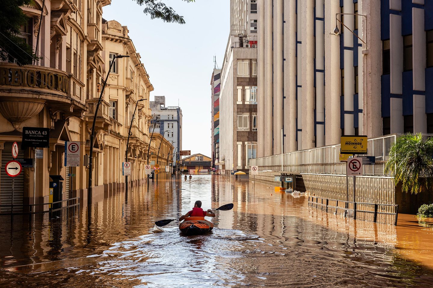 Ein Kajakfahrer paddelt durch Porto Alegre, die Straßen sind mit Wasser geflutet