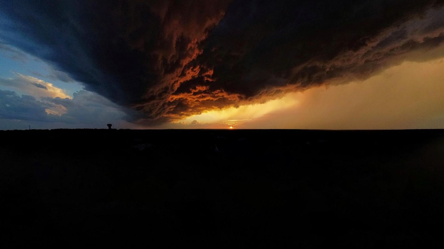 Eine dichte Wand aus Wolken zieht durch den Himmel