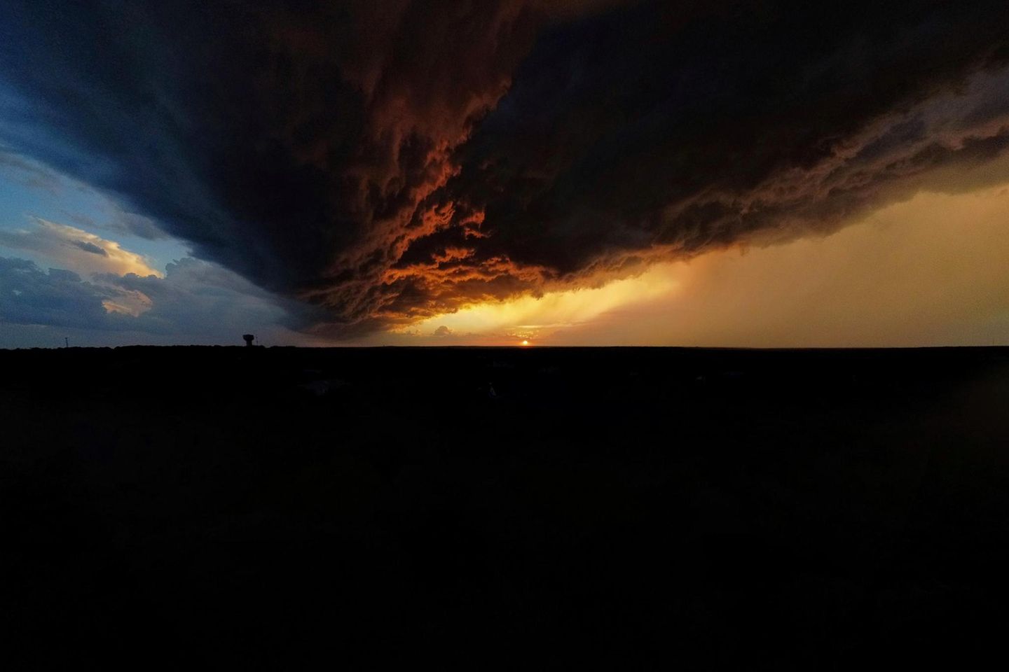 Keine Ruhe vor dem Sturm Eine dichte Wand aus Wolken zieht durch den Himmel