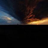 Eine dichte Wand aus Wolken zieht durch den Himmel