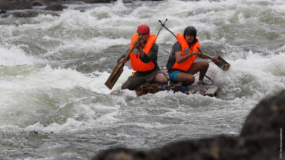 Zwei Freunde im Wildwasser: Auf einem selbstgebauten Floß aus Paletten, ausgestattet mit reichlich Mut und rudimentären Paddeln, bewältigten die beiden Briten einen über 330 Kilometer langen Flusstrip in Nordschweden