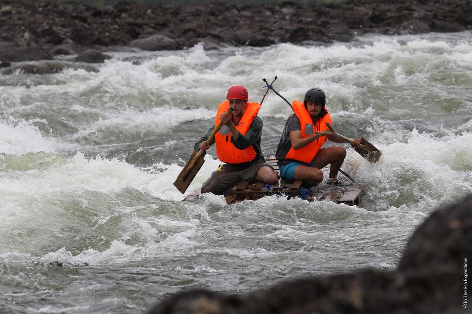 Zwei Freunde im Wildwasser: Auf einem selbstgebauten Floß aus Paletten, ausgestattet mit reichlich Mut und rudimentären Paddeln, bewältigten die beiden Briten einen über 330 Kilometer langen Flusstrip in Nordschweden 1.5004