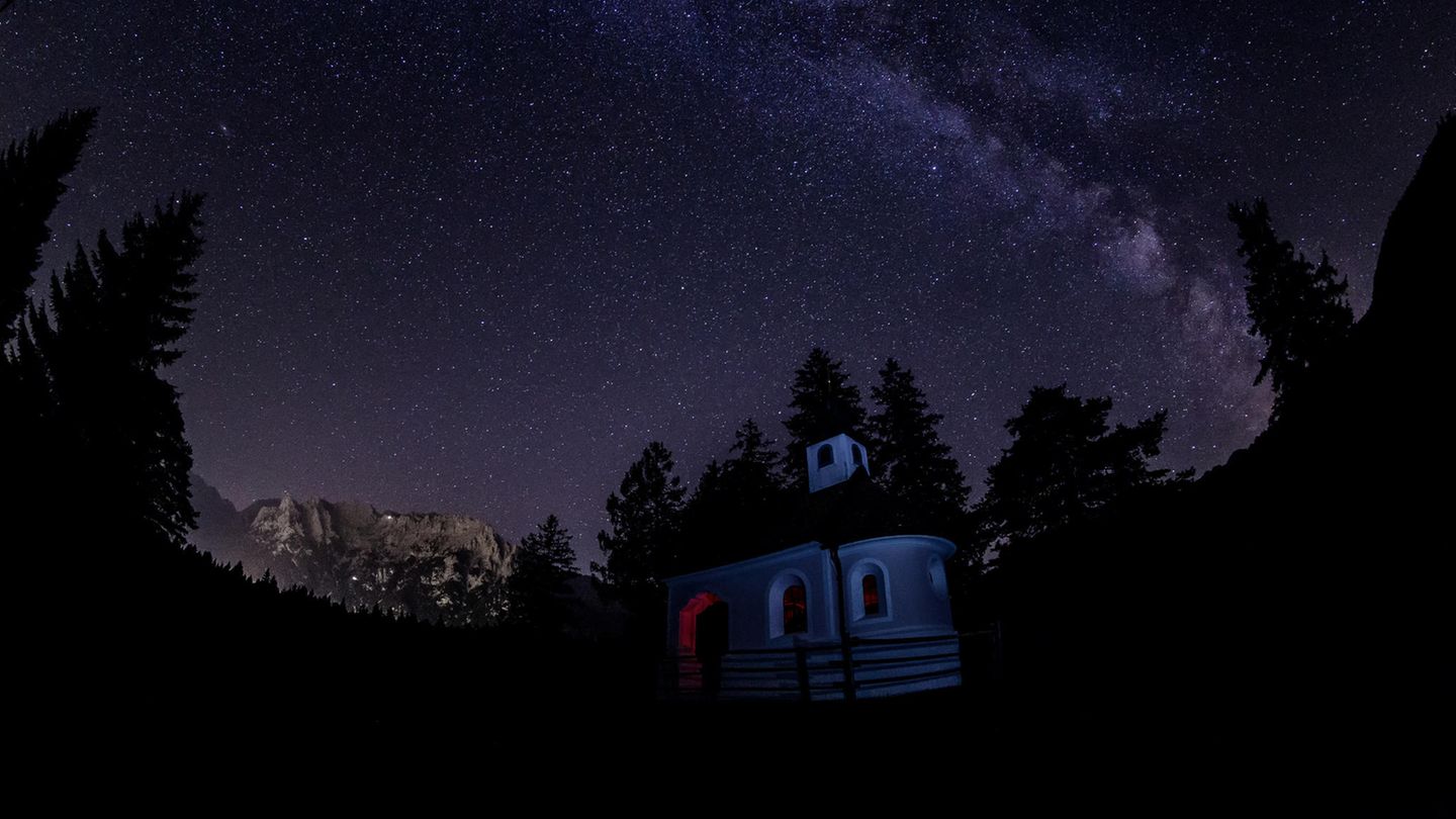 Nun, da die Dunkelheit früher hereinbricht, bleibt mehr Zeit, den Sternenhimmel zu genießen. Die Milchstraße vor der Kapelle Maria Königin bei Mittenwald in Bayern