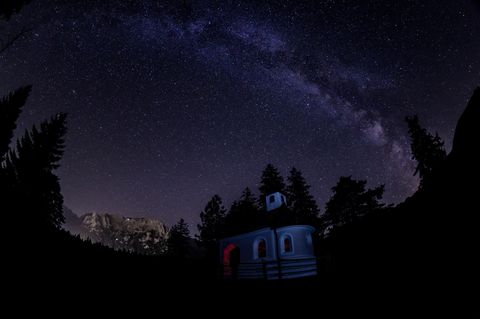 Nun, da die Dunkelheit früher hereinbricht, bleibt mehr Zeit, den Sternenhimmel zu genießen. Die Milchstraße vor der Kapelle Maria Königin bei Mittenwald in Bayern