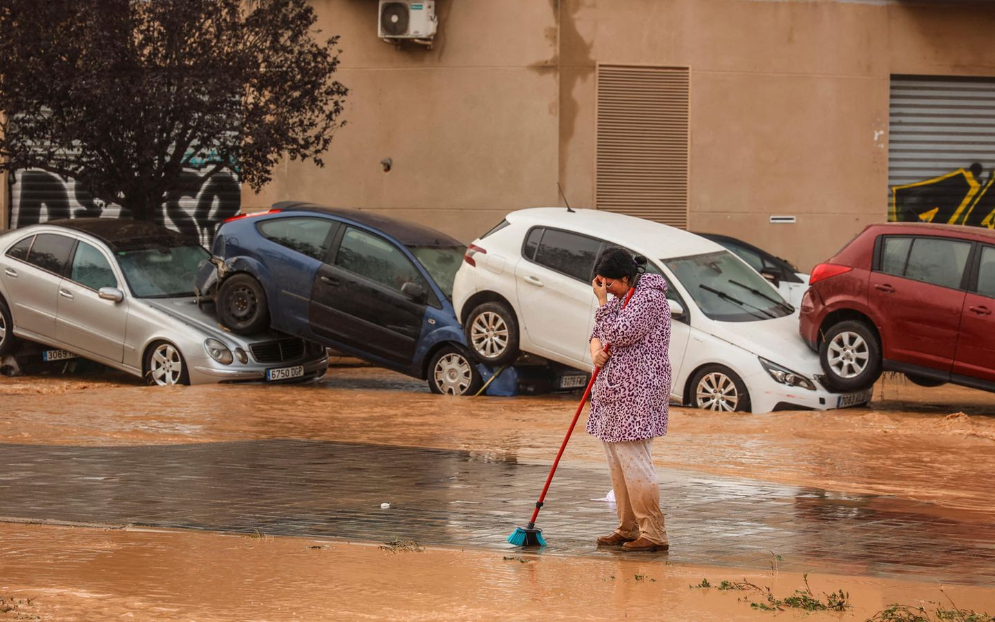 Gota fría : Seit Dienstag liegt ihre Welt in Trümmern: Starke Regenfälle ließen die Flüsse in der Region Valenica über die Ufer treten Seit Dienstag liegt ihre Welt in Trümmern: Starke Regenfälle ließen die Flüsse in der Region Valenica über die Ufer treten
