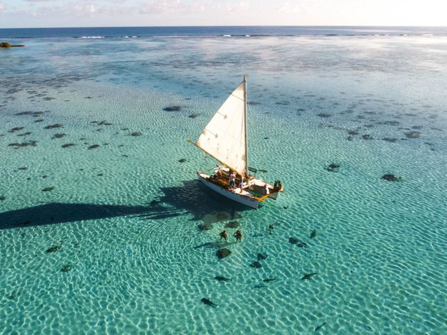 Segel-Kanu in türkisblauem Wasser