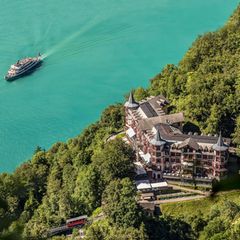 Altes Gebäude am Fluss mit Schiff
