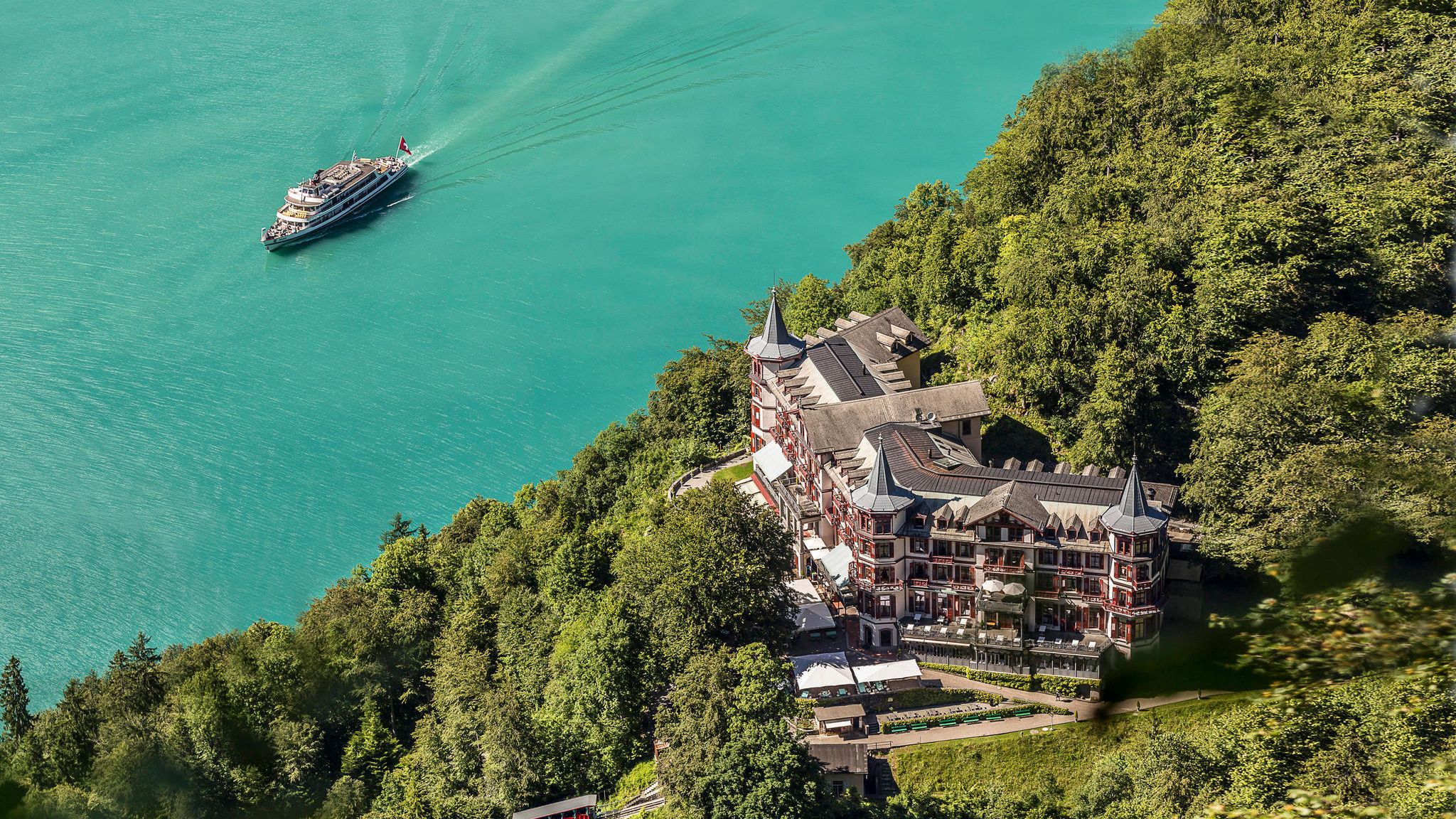 Altes Gebäude am Fluss mit Schiff