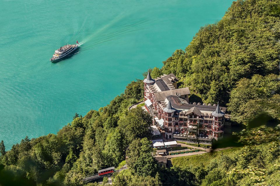Altes Gebäude am Fluss mit Schiff 1.5015