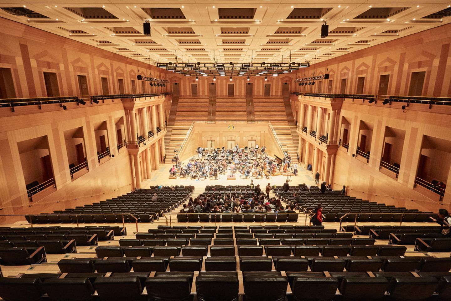 Orchester auf der Bühne vor leeren Rängen