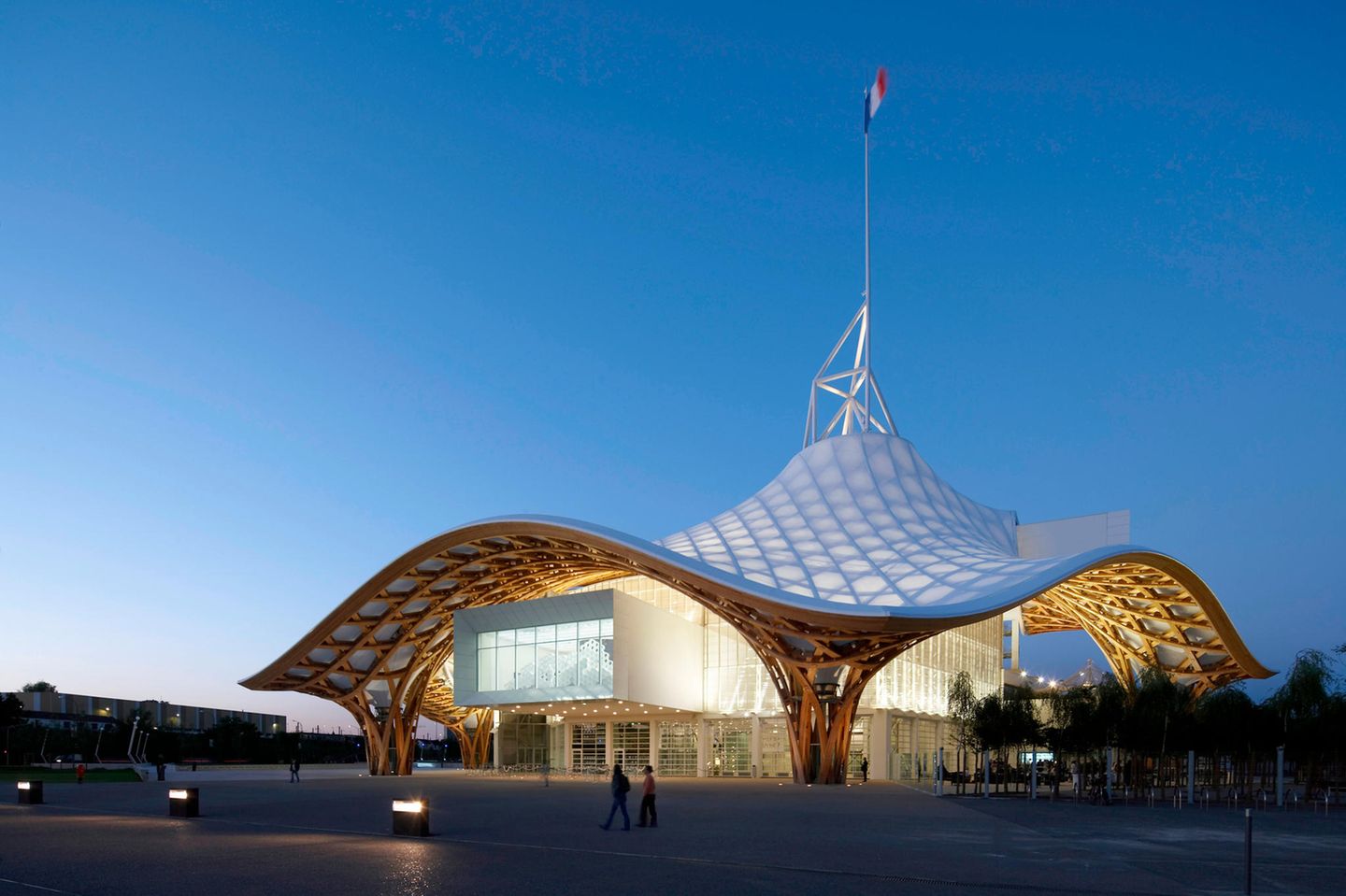 Die perfekte Welle: das Centre Pompidou-Metz   Modernes Gebäude von außen, Mischung aus Welle und Zipfelhut, Abendstimmung